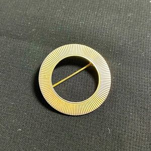 VTG Gold Tone Textured Circle Brooch. Unbranded, pretty!!